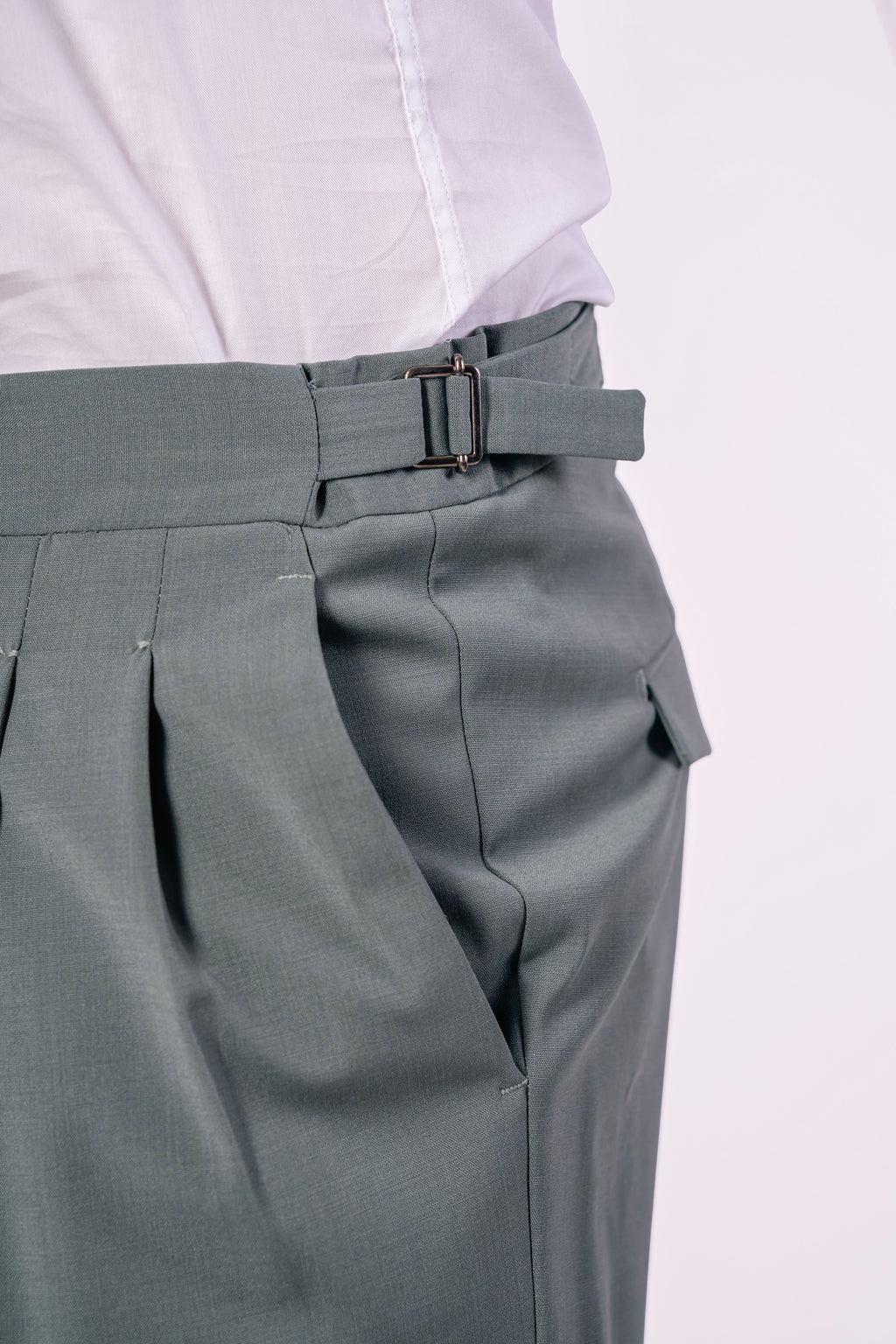 Pantalone in fresco lana con doppia fibia