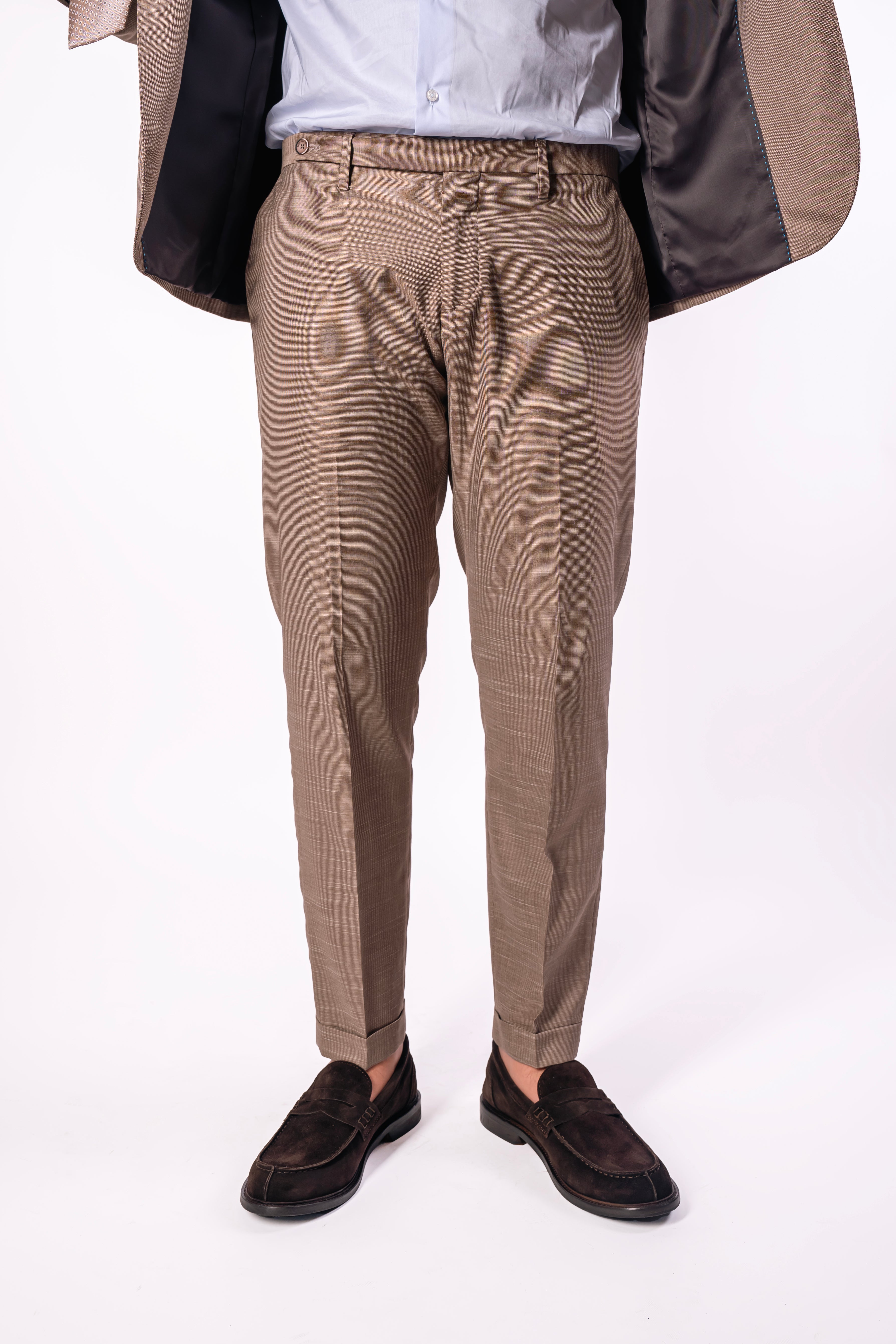 Pantalone fiammato con abbottonatura laterale