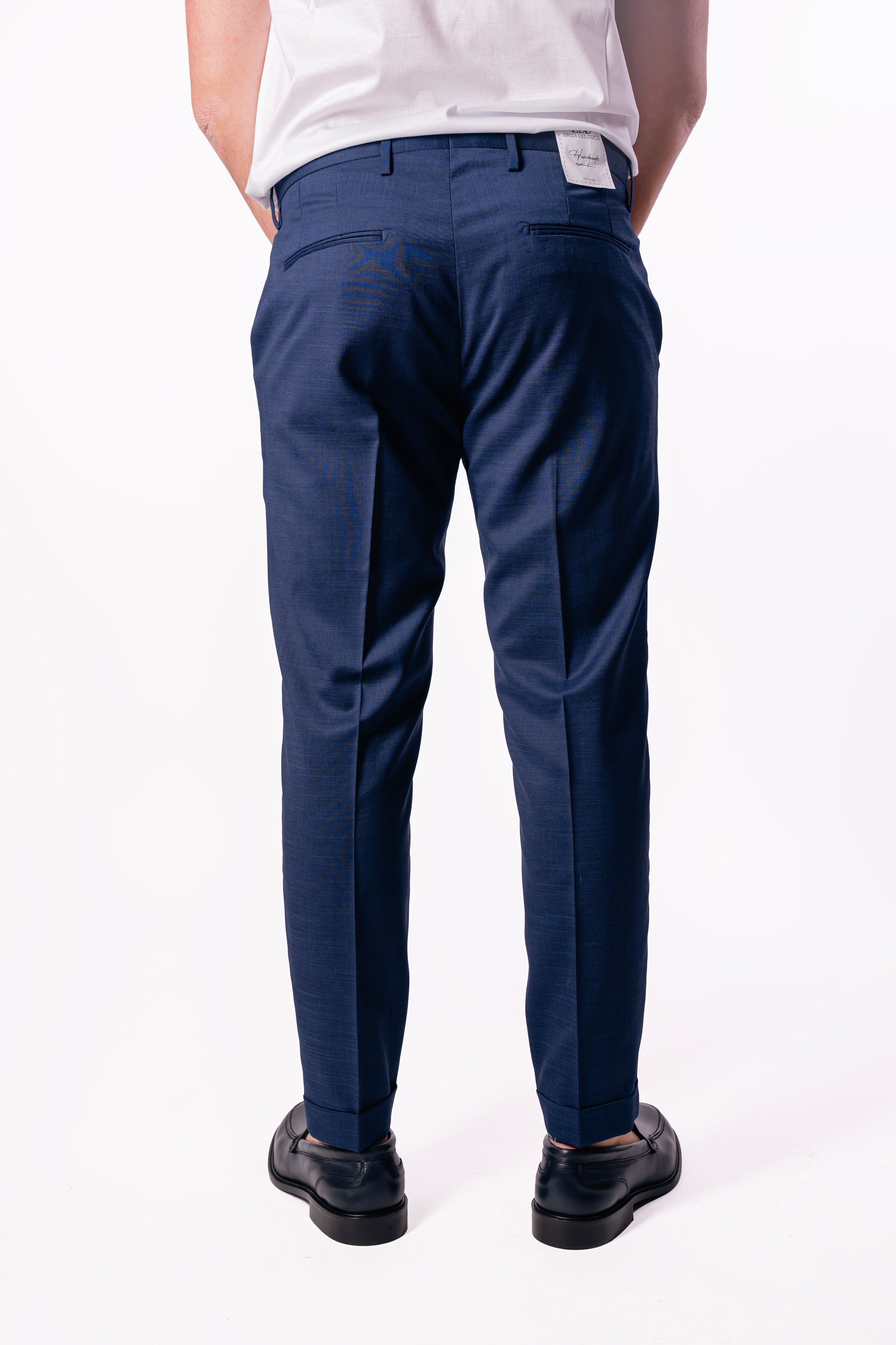 Pantalone fiammato con abbottonatura laterale