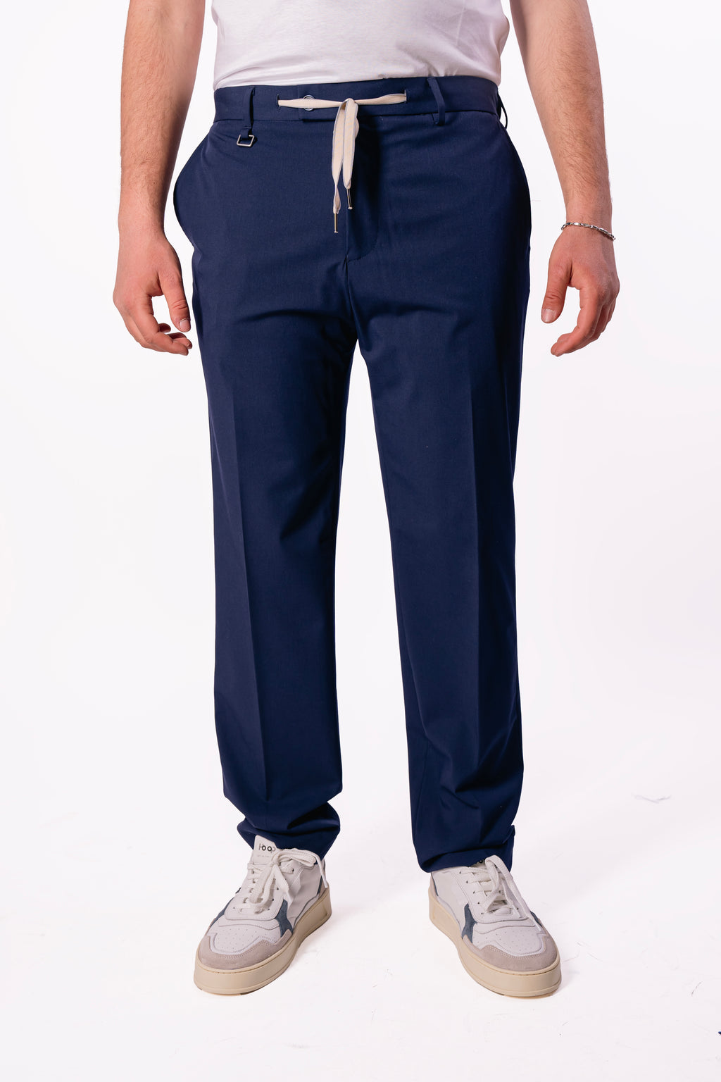 Pantalone con laccio a contrasto