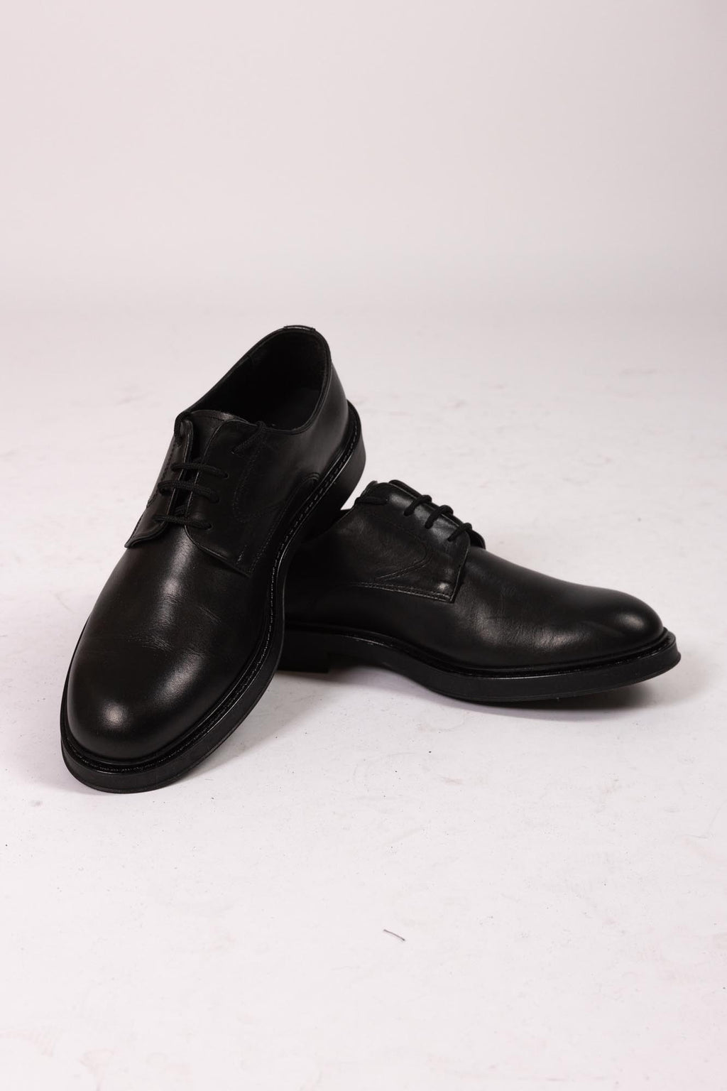 Stringata nera in pelle