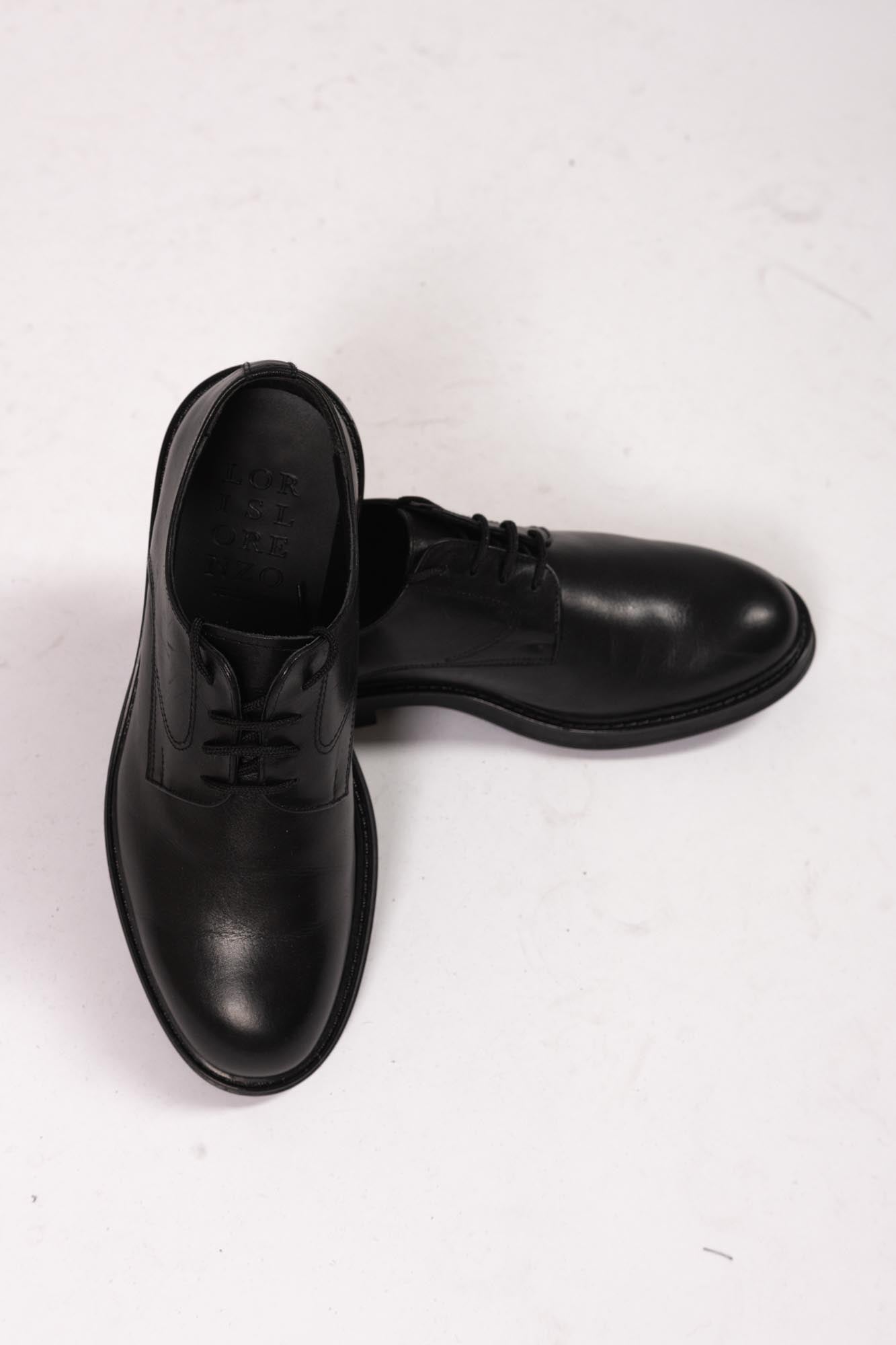 Stringata nera in pelle