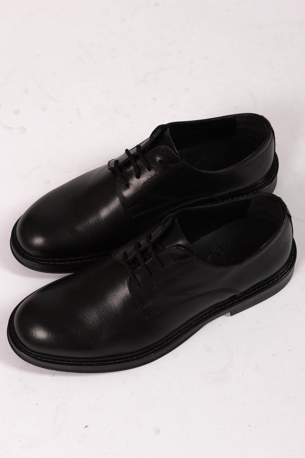 Stringata nera in pelle