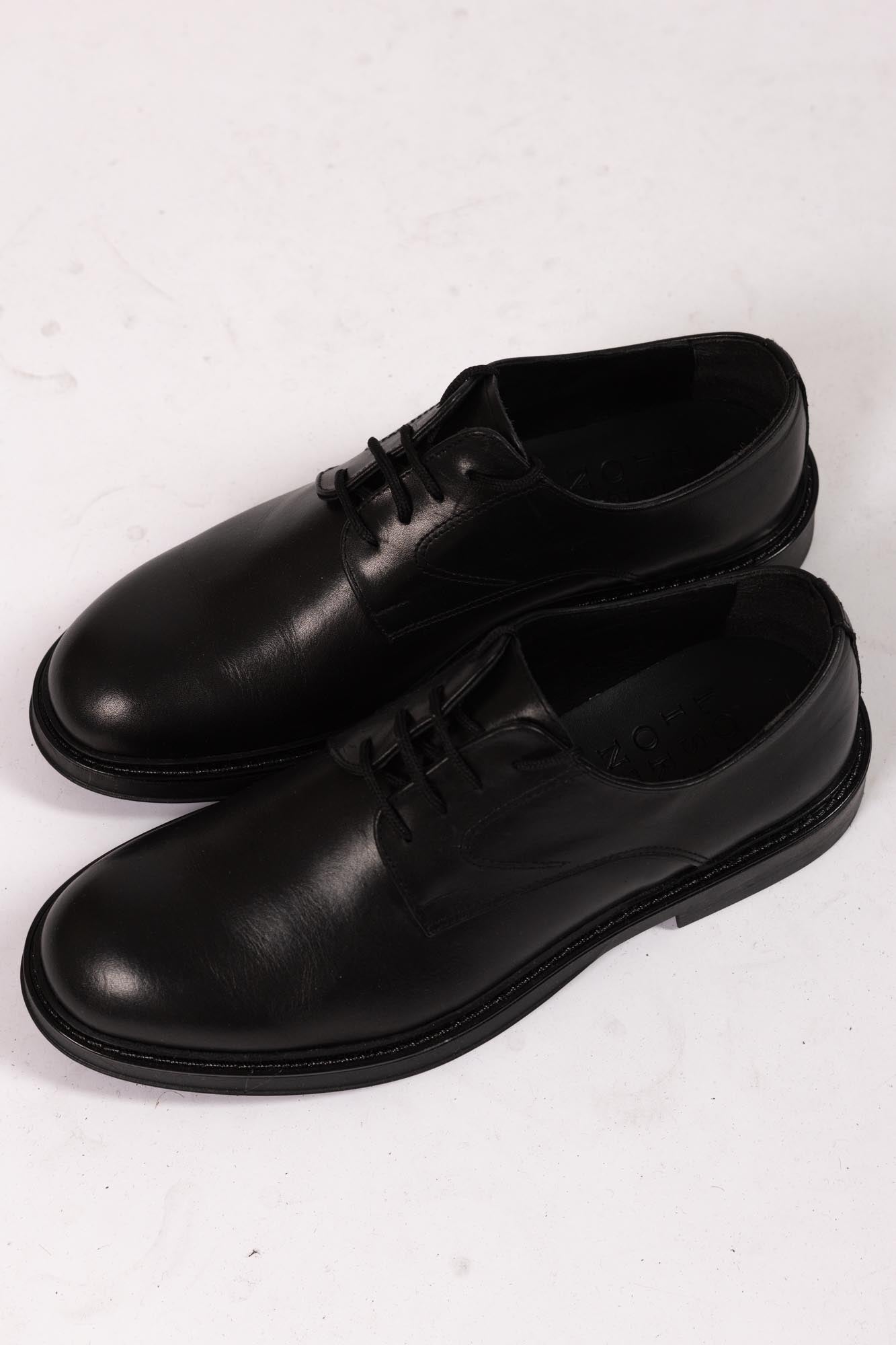 Stringata nera in pelle
