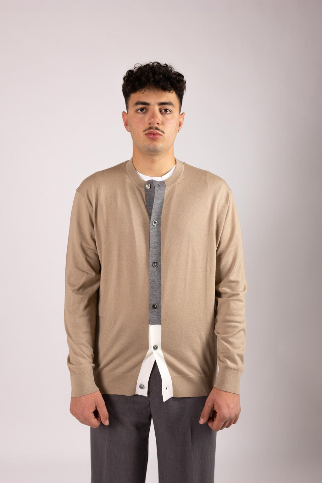 Cardigan Diktat lana merinos con ricamo