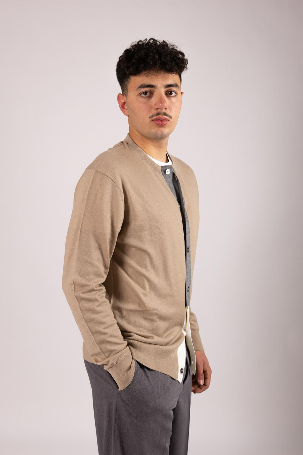 Cardigan Diktat lana merinos con ricamo
